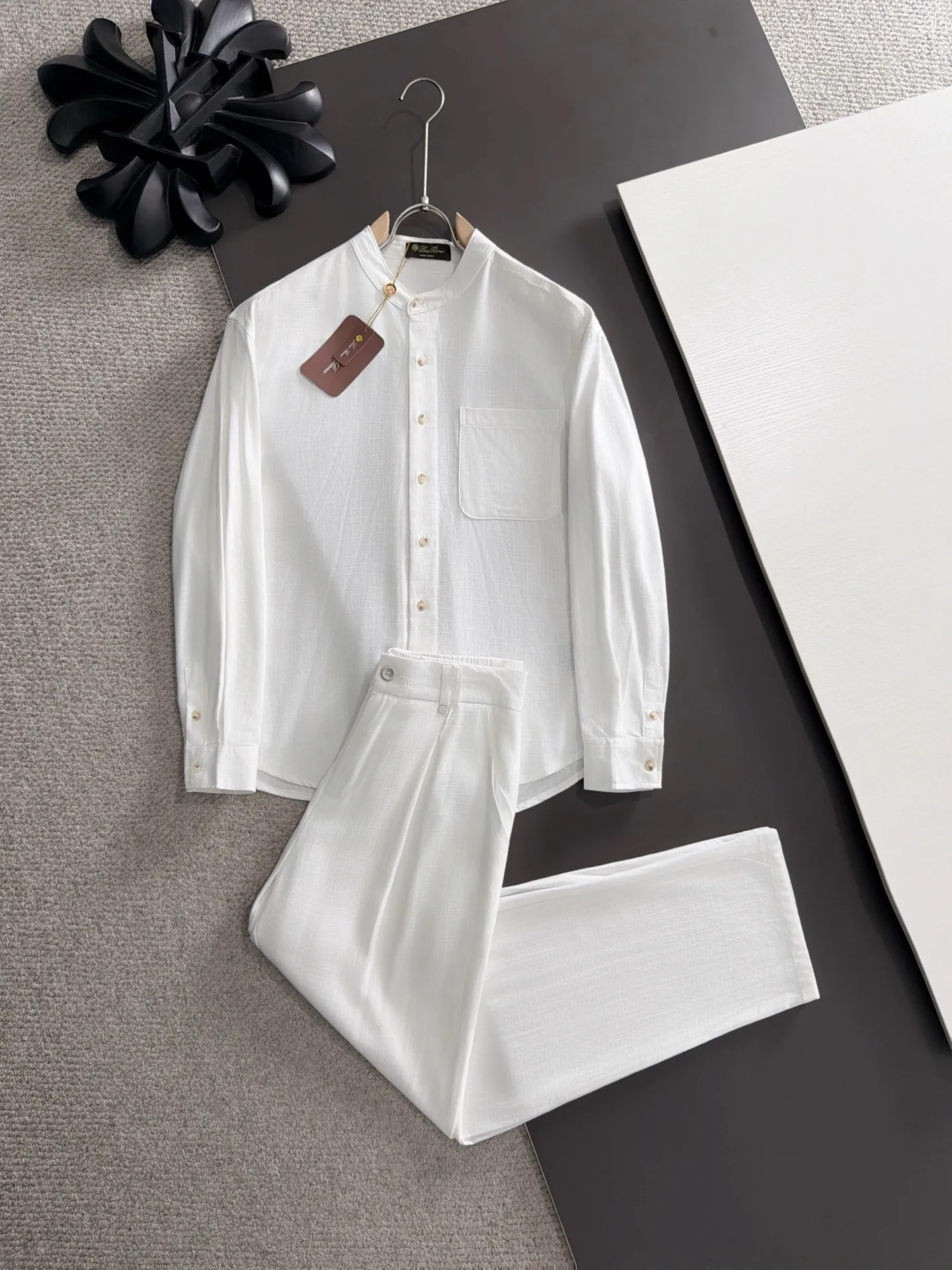 Next day shipment LP high quality Loro Piana 26ss autumn and winter New Arrival linen shirt set Made of one-on-one combed cotton yarn knitted linen fabrics, no pressure in and out of the counter Exclusive control of raw materials It feels substantial when weighed, and the upper body is more textured than ordinary T-shirts. This texture can cope with the weather easily and is suitable for both hot and cold! Loose fit design, looks noble. The only correct version is available Size: M to XXXL